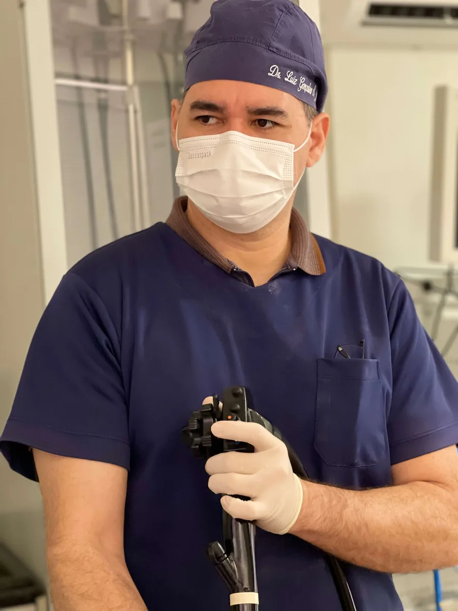 Dr. Luiz Gonçalves durante exame de endoscopia digestiva, em Foz do Iguaçu