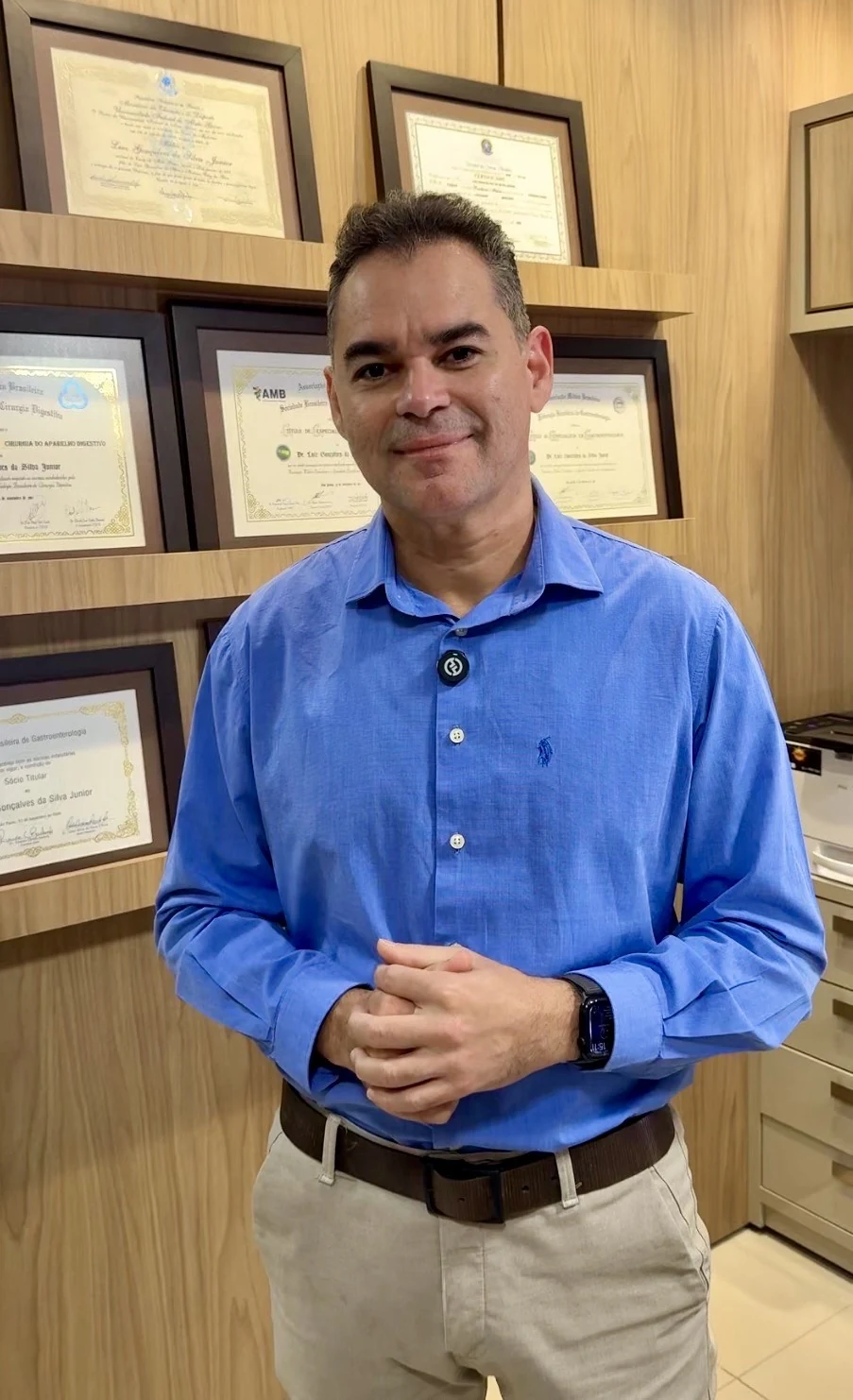 Dr. Luiz Gonçalves com seus diplomas no consultório